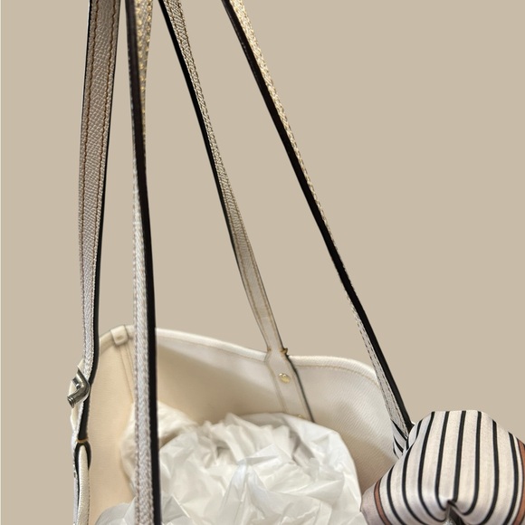 Coach Signature Reversible Tote, A special "Road Trip" New York City - Picture 6 of 13